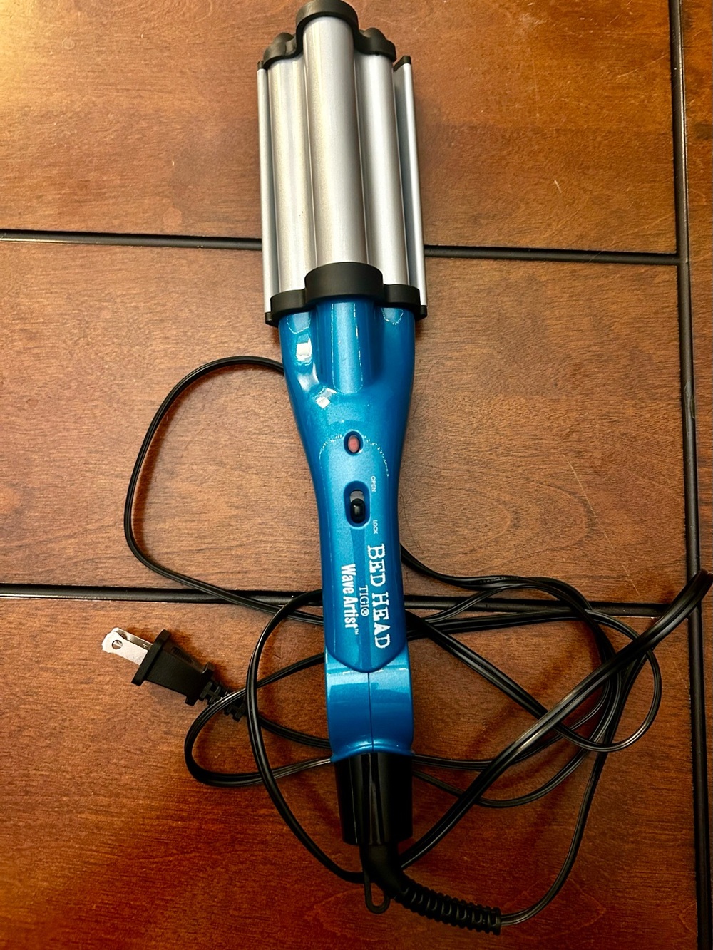 Handheld electric hair waver (not a computer product)